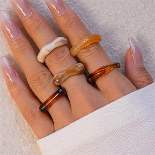 GYRMMUE Vintage Chunky Resin Ring Set for Women,Multicolor Acrylic Stackable Rings Irregular Plastic Knuckle Ring Set Y2k Aesthetic Statement Midi Rings Thick Dome Finger Jewelry - color: Brown